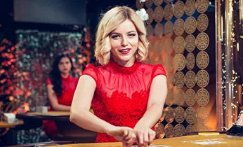 Cầu thủ bóng đá đang sút bóng trên sân vận động